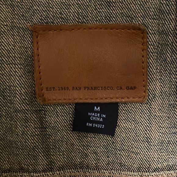 Gap size medium jean jacket - Picture 3 of 4